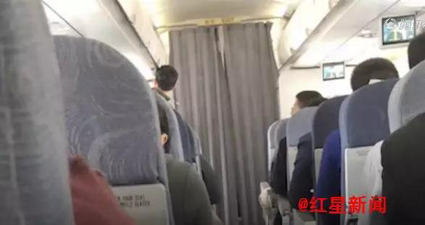 疑似事发飞机客舱内图片 图据新京报视频截图