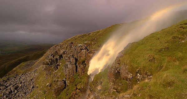 英国暴风致使山顶瀑布倒流 阳光照射挂起彩虹(图)