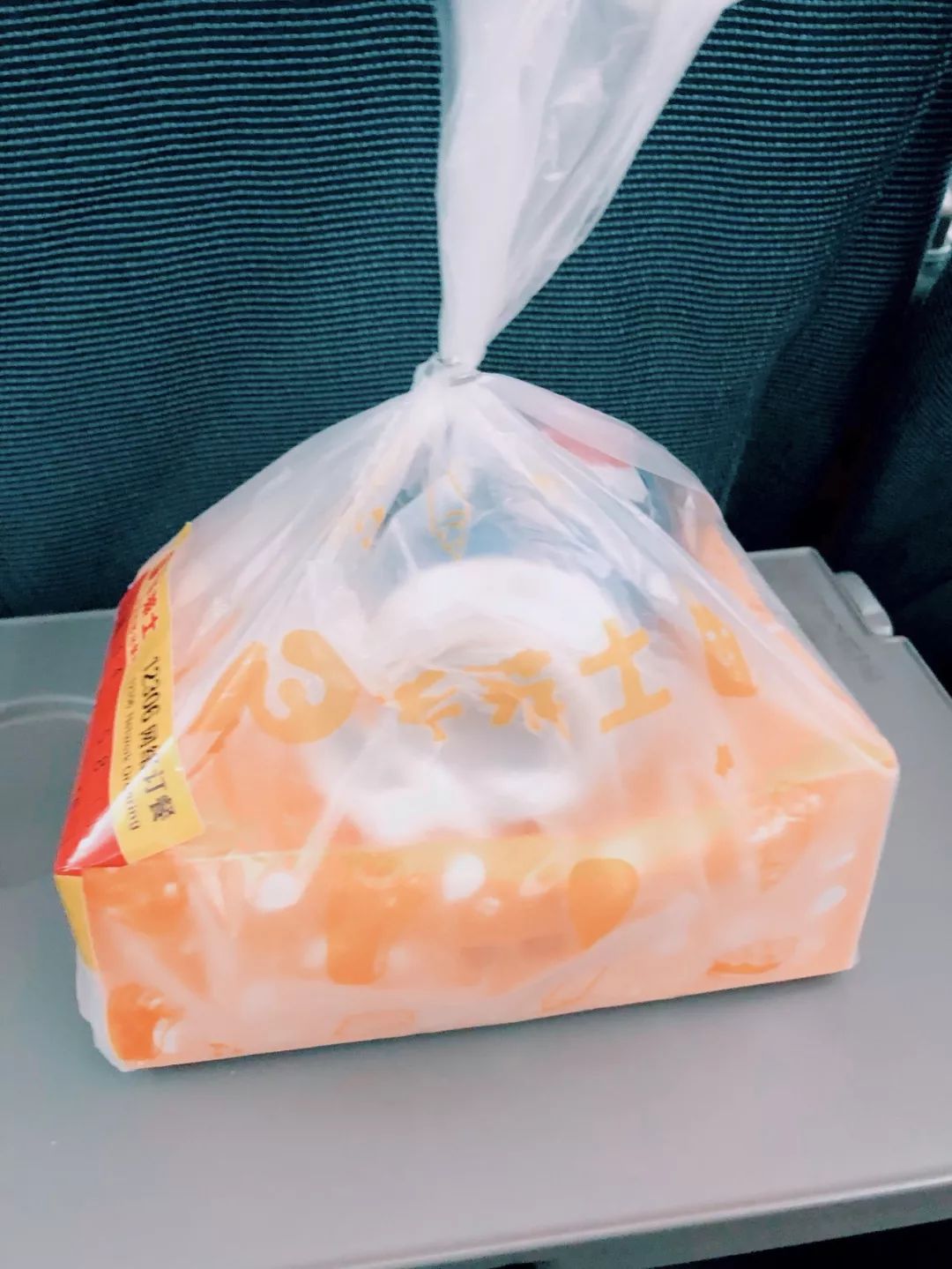 老外第一次坐高铁超开心:没人抽烟