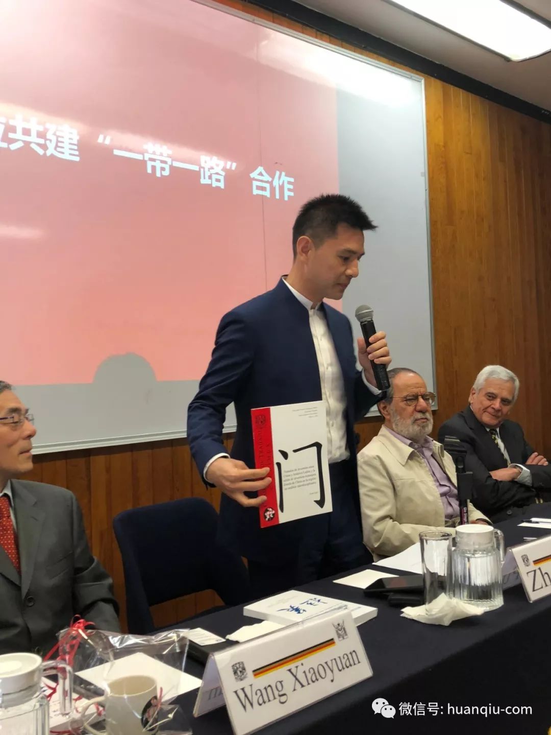 赵普讲了自己中式服装上盘扣的故事。