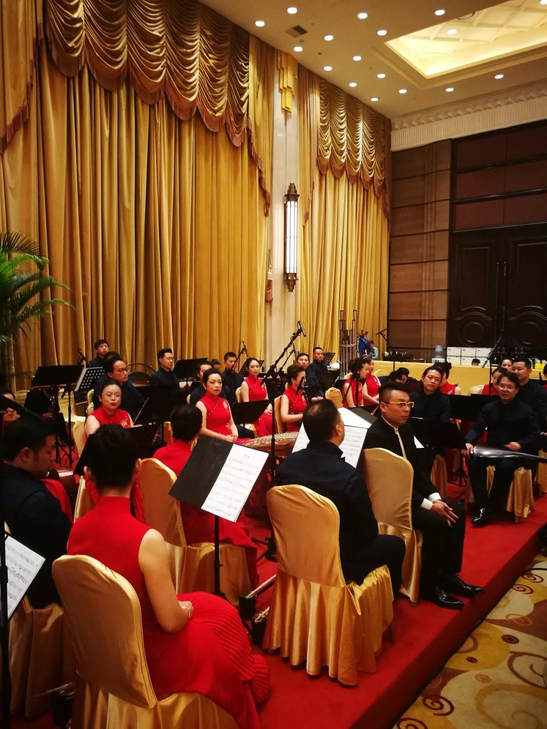 △等待演奏的乐队。今晚的第一首曲目是《紫竹调》。(央视记者周志国拍摄)