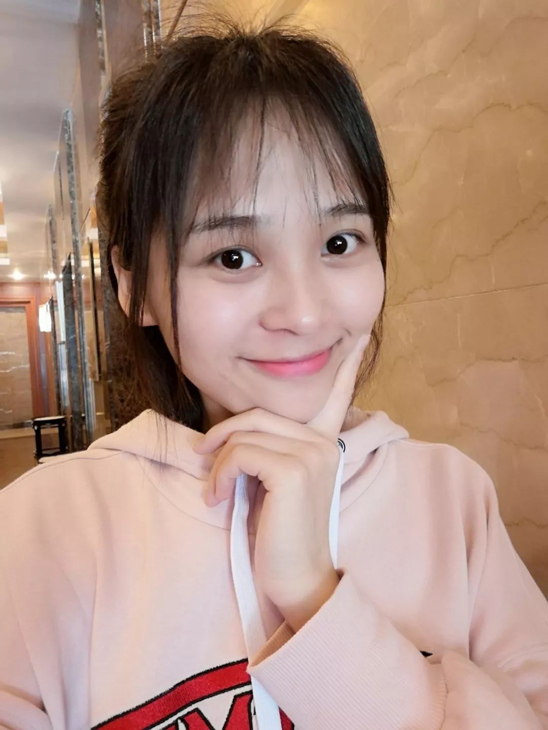 荣耀20i发布，新鲜出炉的小姐姐自拍来啦！