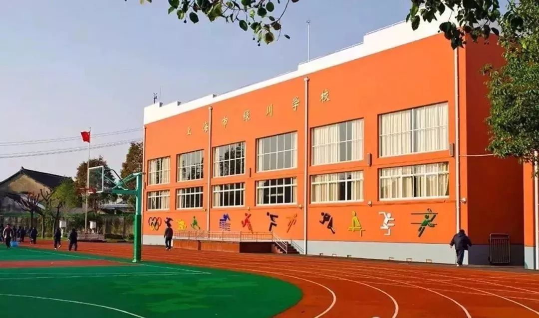 14上海市育民女生冬天中学初中校服怎样?搭配图片