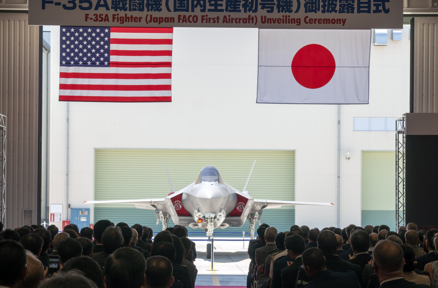 日本小牧南工厂组装的首架F-35A战斗机，去年4月10日坠毁 图源：空自