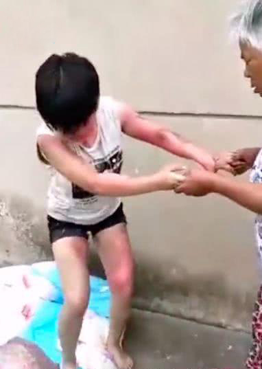 江苏扬州被泼开水女孩已脱离危险 涉事女子被批捕
