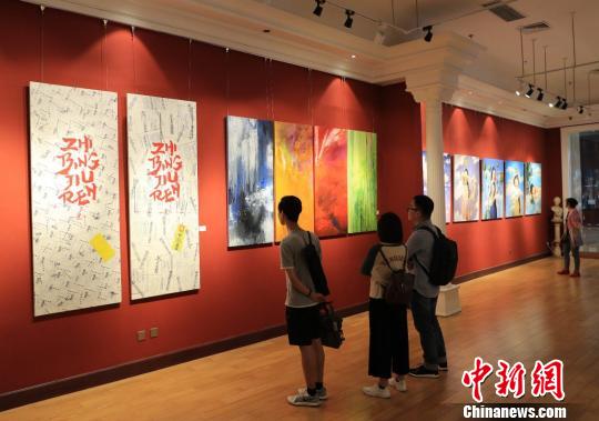 学生观看画展。 董泓每 摄