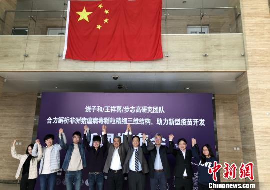 发布会前,研究团队成员合影。 孙自法 摄