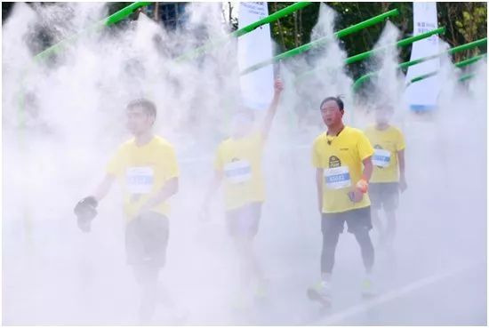 马拉松赛道上的几门喷雾大炮,是降温奇兵还是