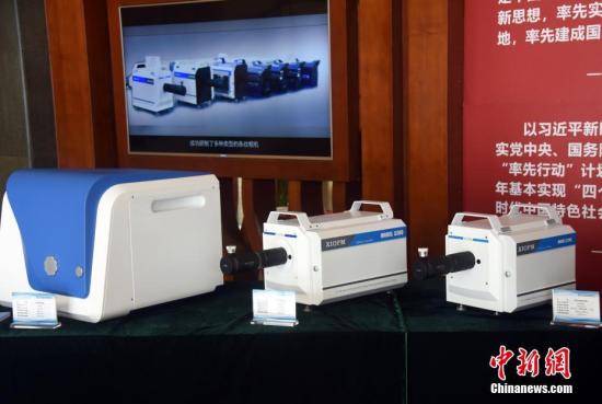 5月22日,由中国科学院西安光学与精密机械研究所(中科院西安光机所)承担的国家重大科研装备研制项目“高性能条纹相机的研制”在西安顺利通过国家验收,标志着中国具有自主知识产权的高性能条纹相机进入实用化水平。图为中科院西安光机所展示研制成功的部分高性能条纹相机。 <a target='_blank' href='http://www.chinanews.com/'>中新社</a>记者 孙自法 摄