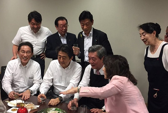 當地時間2018年7月5日,日本,日本首相安倍晉三等大約50名執政的自民黨議員在衆院議員宿舍召開酒會。視覺中國 圖