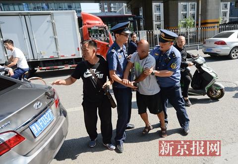 早8时许,西四环外广渠路南侧辅路,执法人员控制一名涉嫌驾驶车辆逆行以及非法载客的司机。