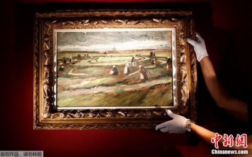 资料图片：梵高的风景油画《沙丘上补渔网的女子》。