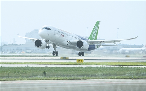 C919大型客机102架机转场东营试飞基地