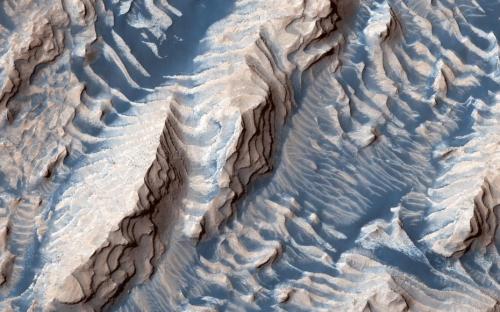 阶梯状突出层上的蓝色沙子(图源:NASA)