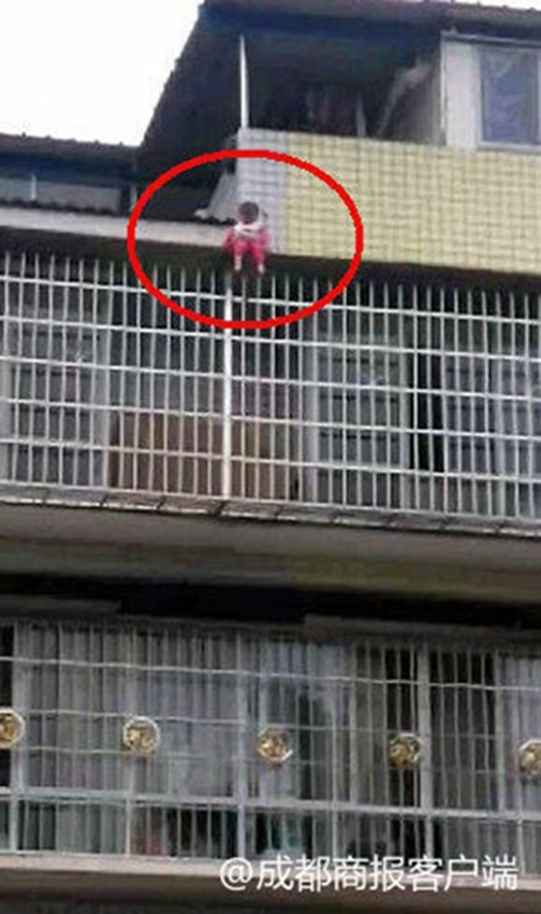 3岁女童找妈妈从5楼阳台坠下 街坊用被子拉网接住