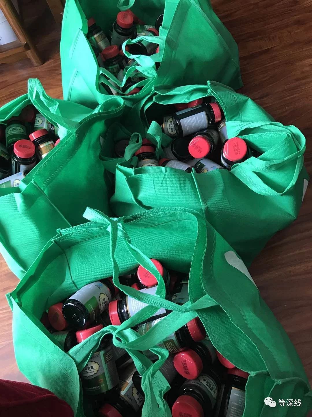 　　四只手提袋裝著240瓶藥。 《等深線》記者 晏耀斌 攝影