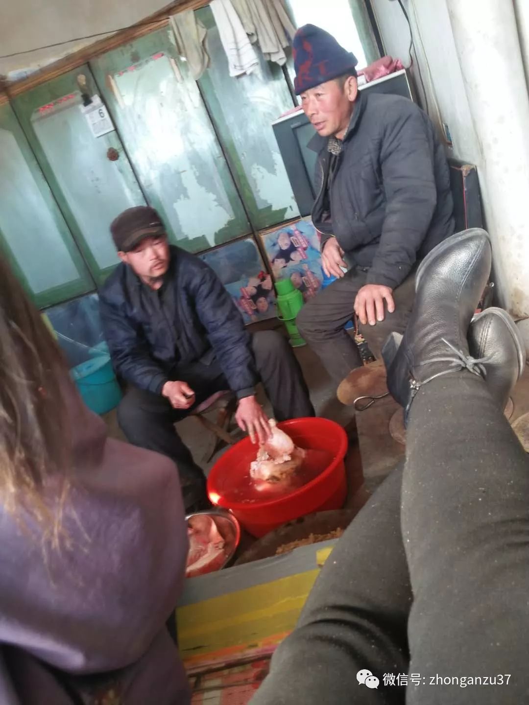 ▲2018年2月5日,王力辉(左)在王家帮忙洗猪头,右为受害者卢九林。受访者供图