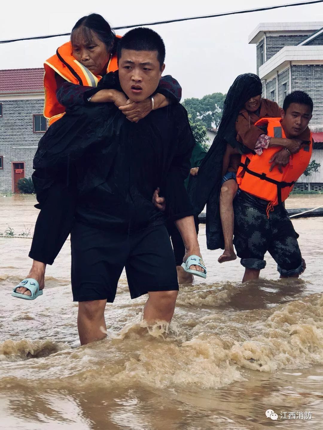 江西吉安多地发生洪灾,婴儿为救援消防战士撑