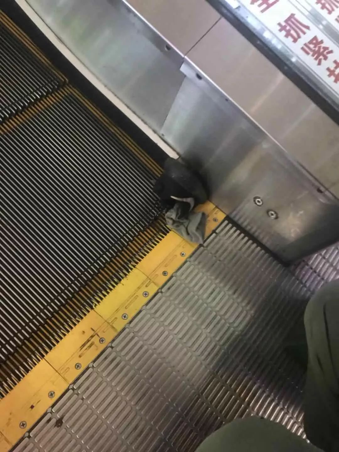 惊魂!石家庄一10岁男童整个鞋子被碾进电梯…