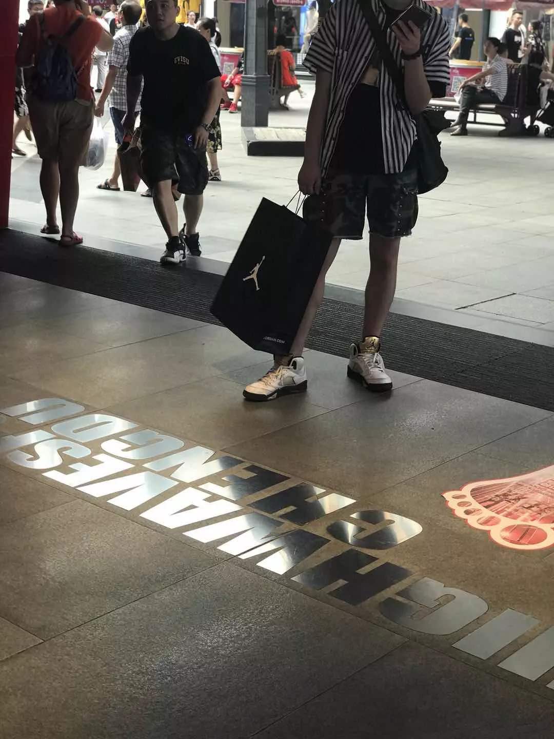 疯狂!AJ13熊猫鞋成都今天发售!奶爸们抱起娃娃都来抢!