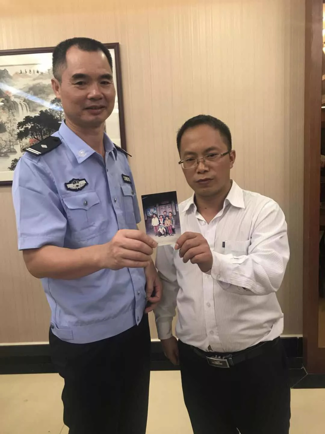 顏應發向夏警官展示自己的全家福。