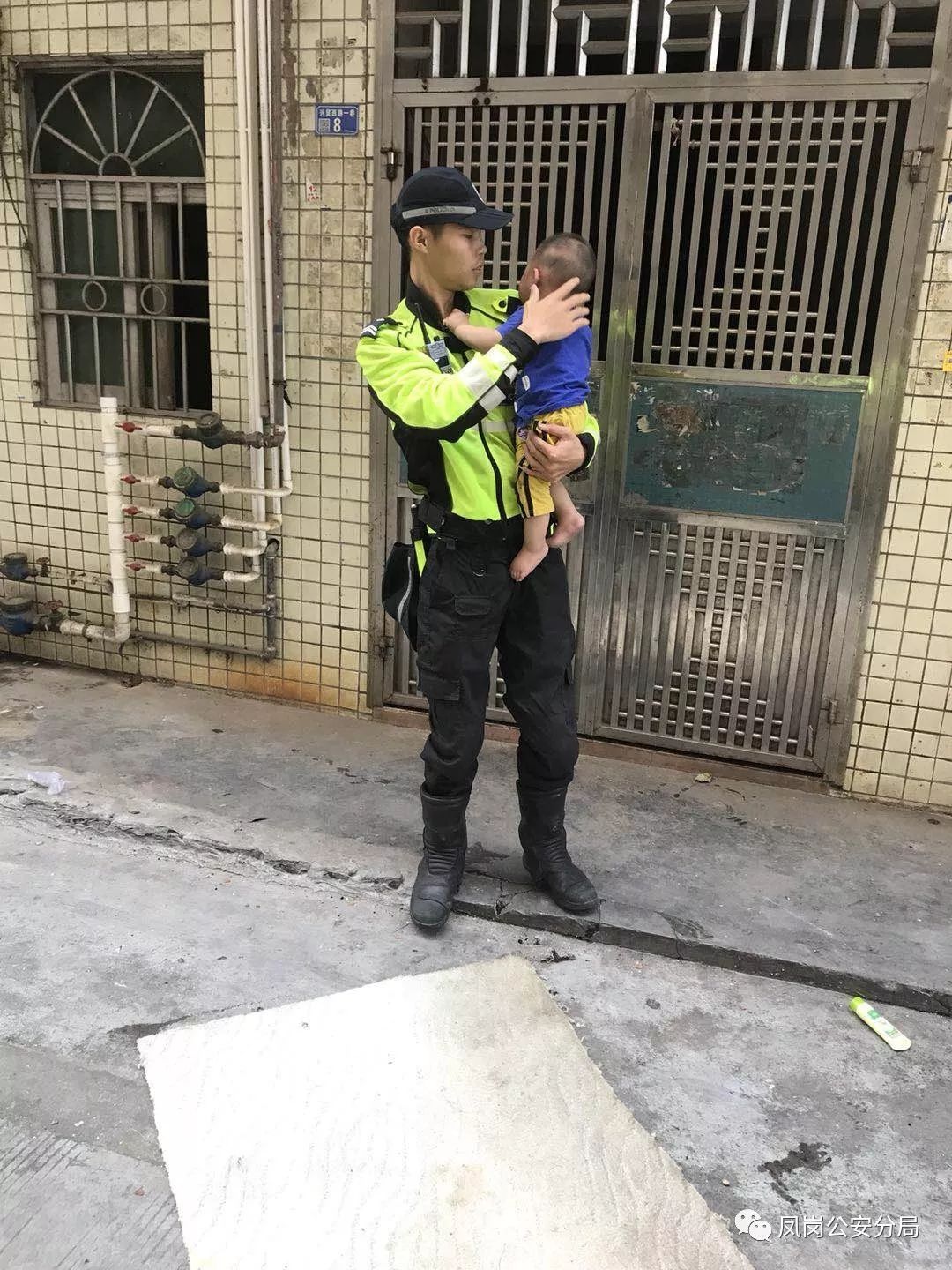 又见小孩掉落!东莞铁骑队员的这个动作,感动整
