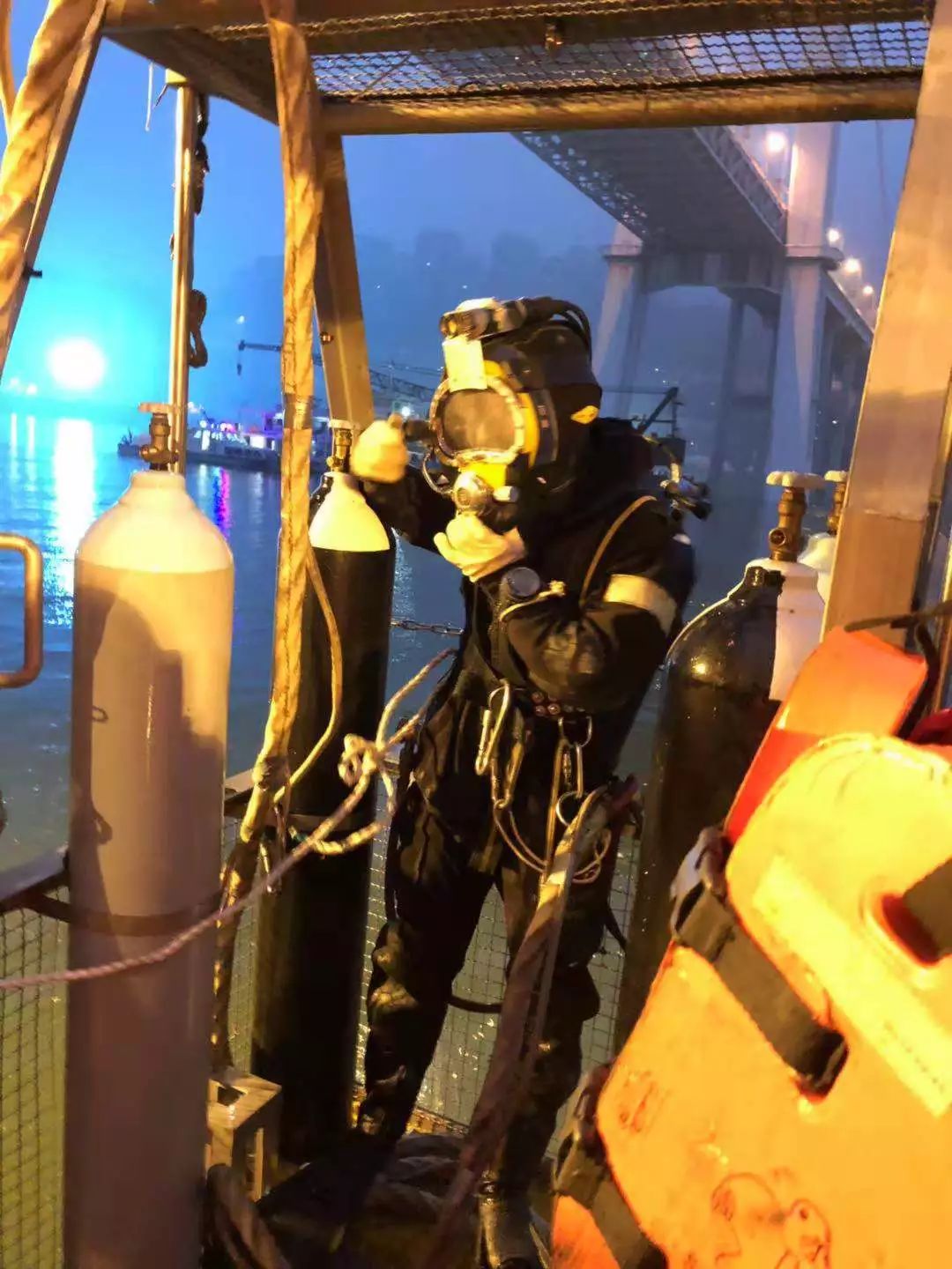 视频:重庆万州坠江公交车被打捞出水时,现场鸣笛致哀