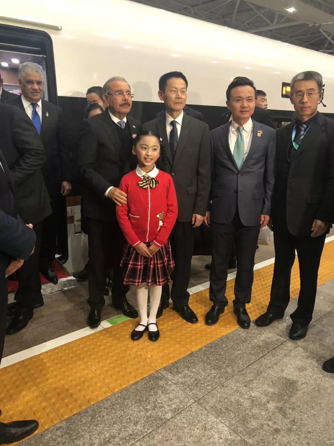 △11月3日晚上,多米尼加总统梅迪纳乘高铁抵达上海,受到热情迎接。(央视记者艾婉婷拍摄)