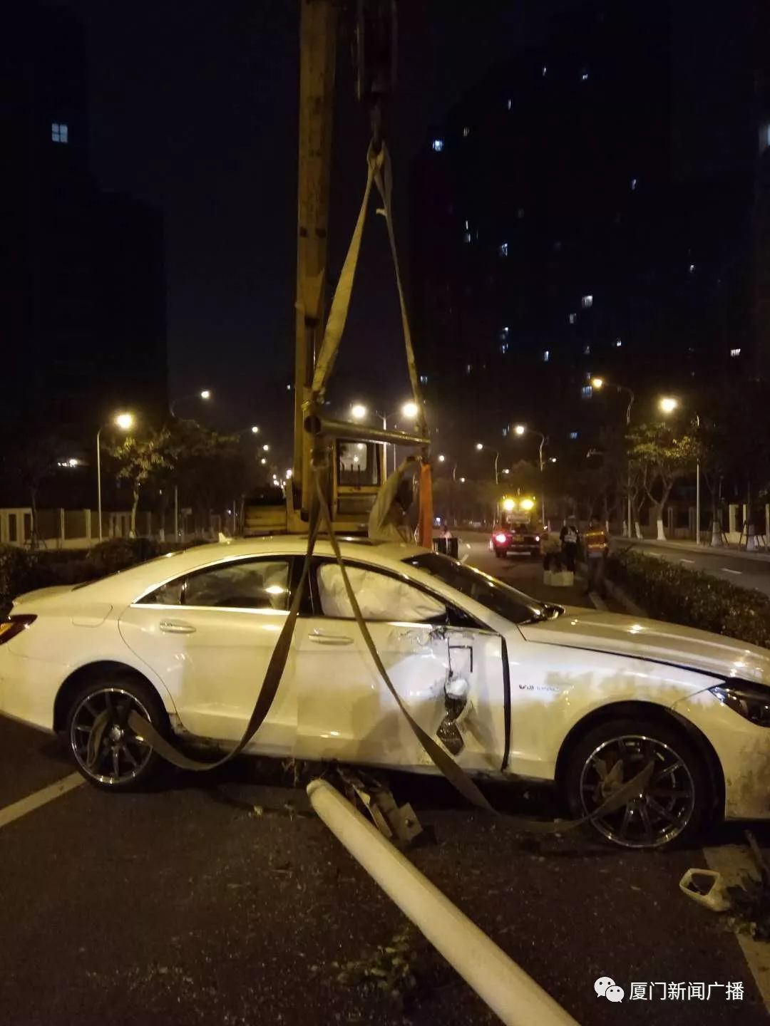 深夜,白色奔驰猛地撞趴路灯杆横在路上!司机不见踪影.