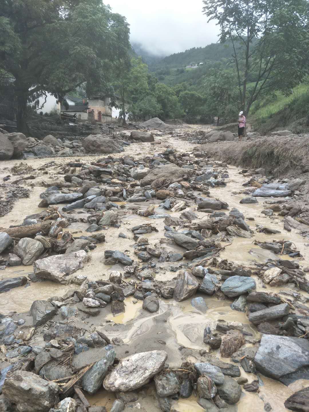 　山洪过后，塔城村道路受损。当地村民供图