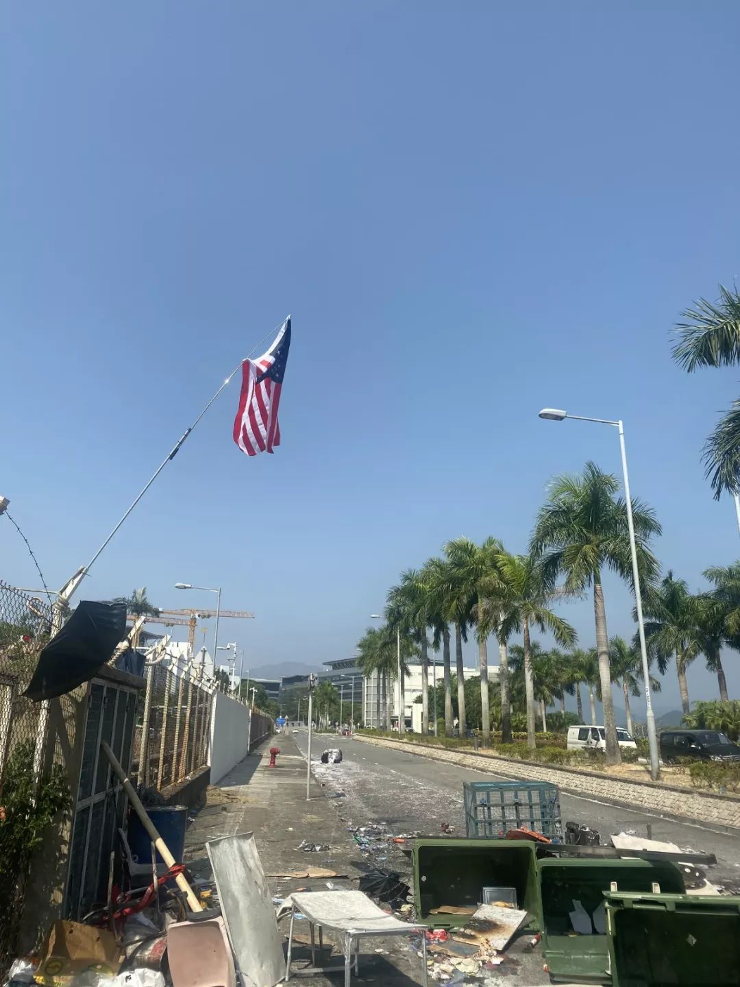 堵上的道路旁边插上了美国国旗