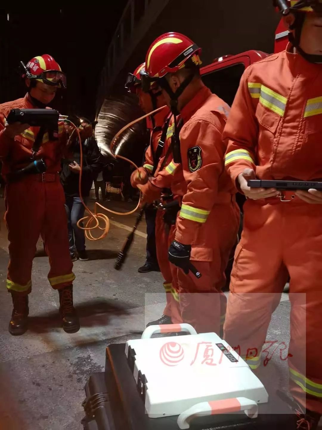 厦门城区发生地陷现场图曝光多人被困 厦门地铁吕厝路口路面塌陷原因最新消息 水管破裂地铁站被淹