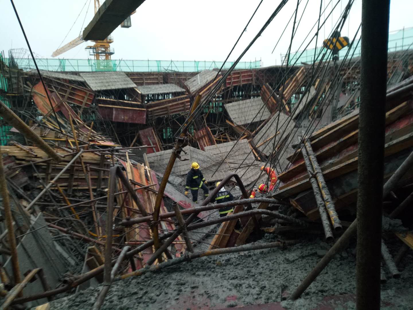 齐齐哈尔学校体育馆坍塌：已建26年，事发前大量袋装材料堆放楼顶|齐齐哈尔市|坍塌_新浪新闻