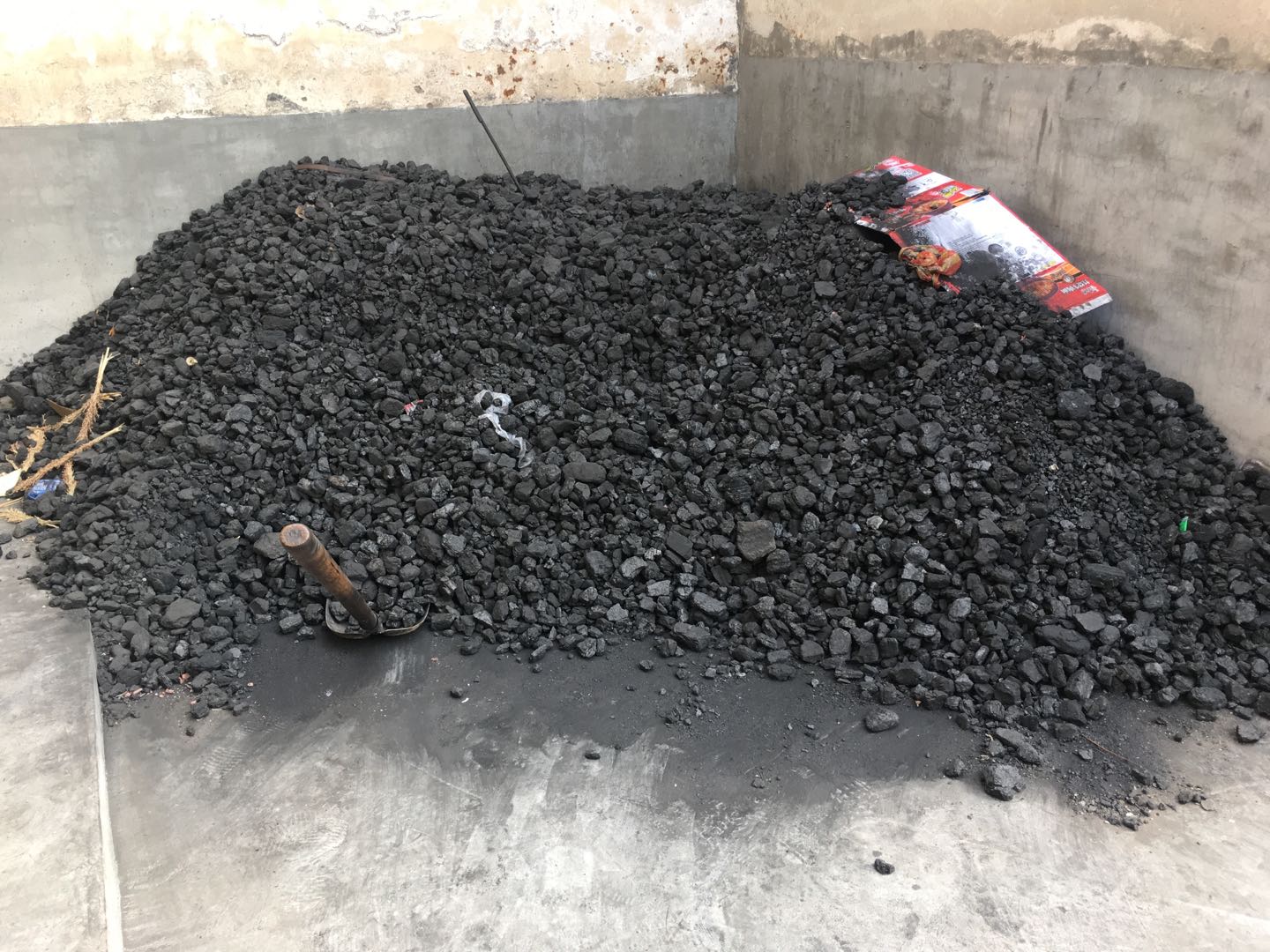 2017年2月19日，尧都区一户居民家存放的散煤。 澎湃新闻记者 刁凡超 图
