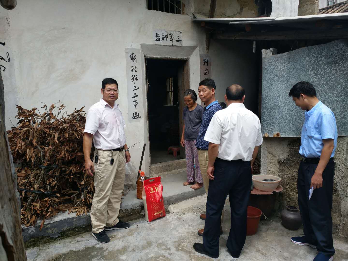 漳州市经信委深入挂钩帮扶村进行扶贫慰问