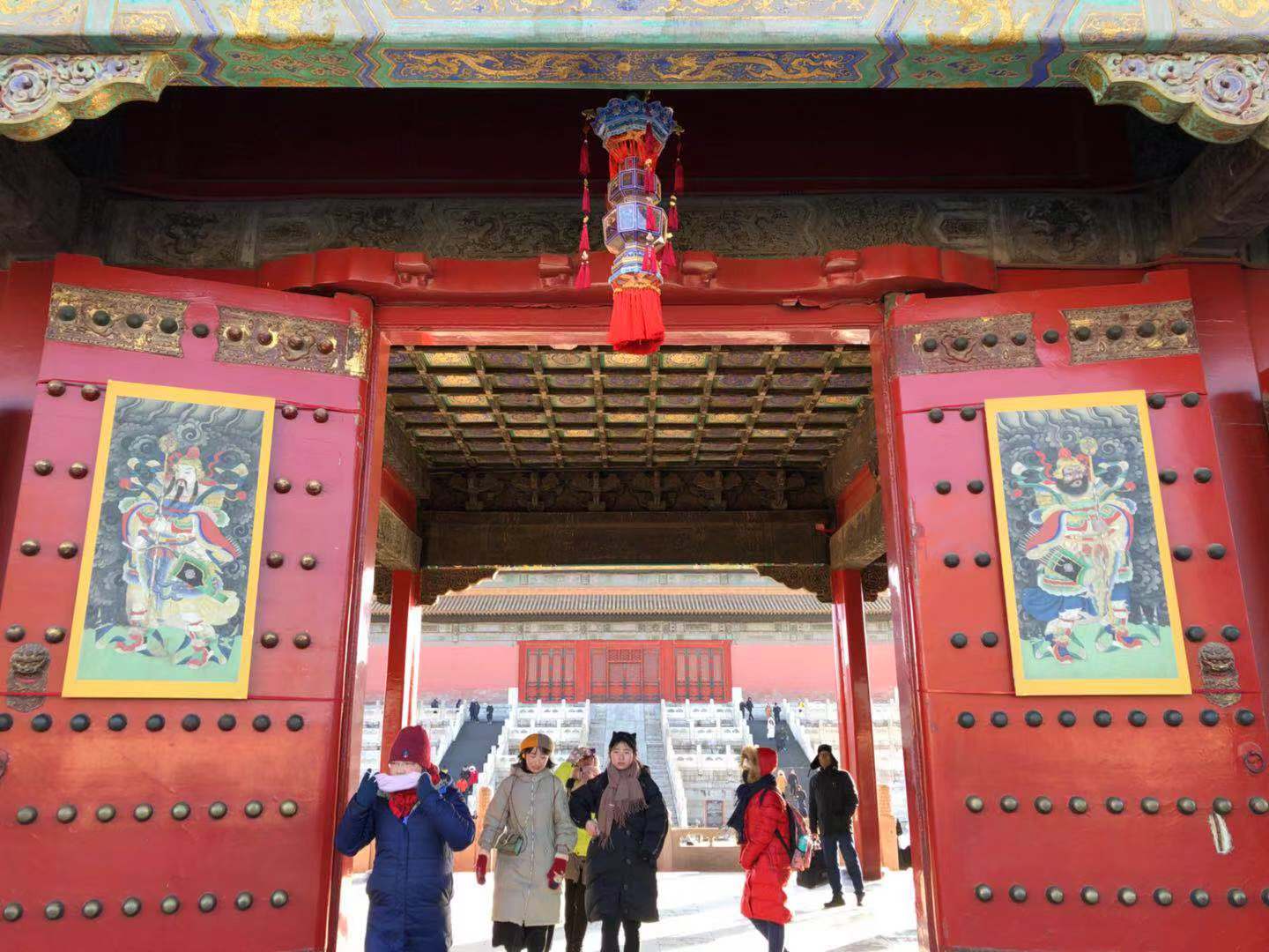 紫禁城里过大年,故宫正挂宫灯、贴门神