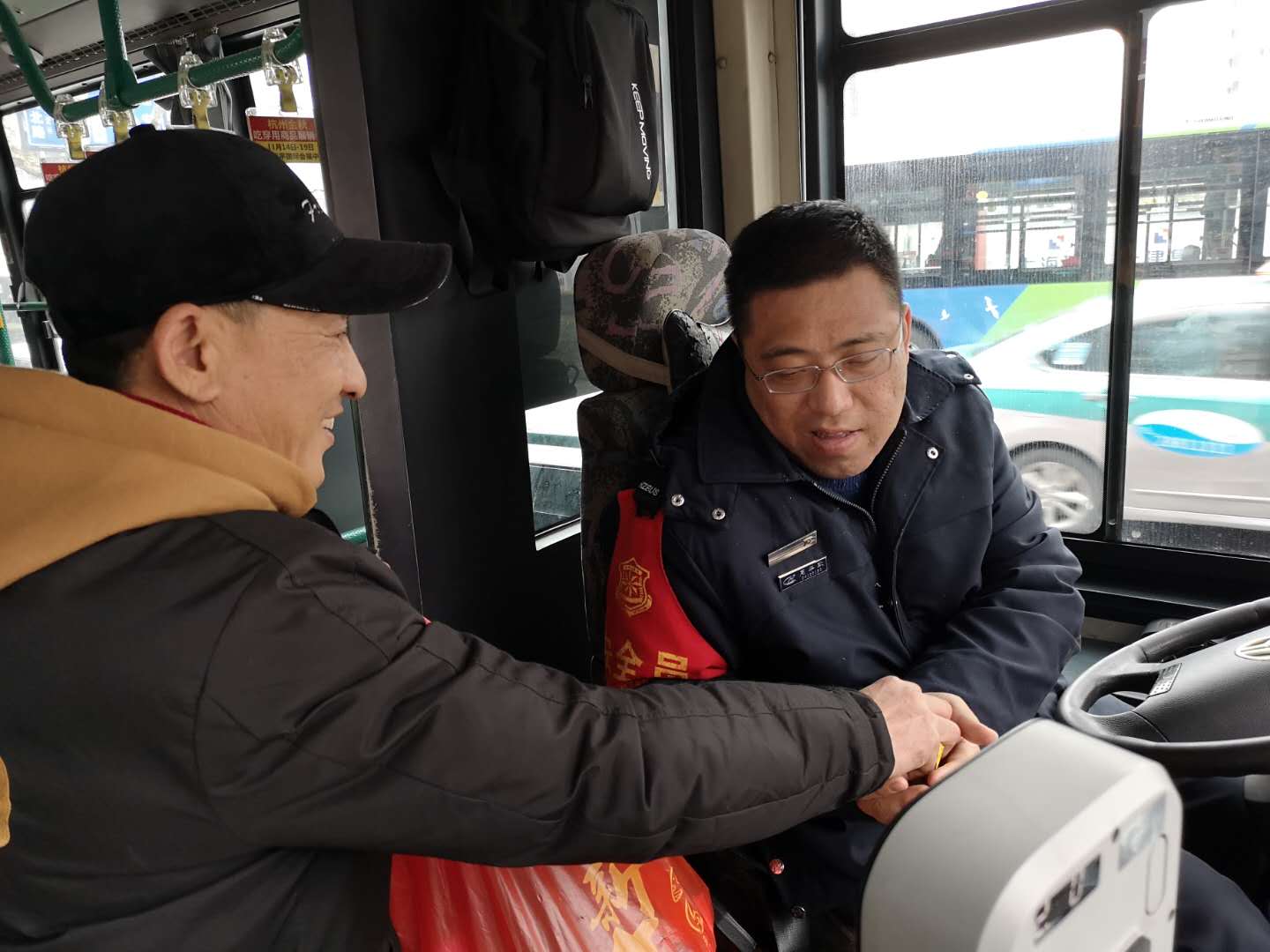 杭州市民俞也中给公交司机发糖致谢。 受访者袁建英供图