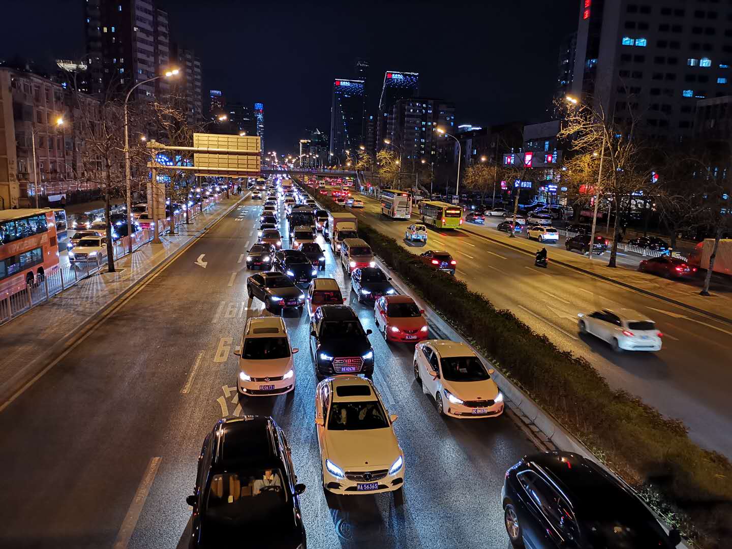 男子在北京东三环过街天桥跳下 砸中汽车身亡(图)