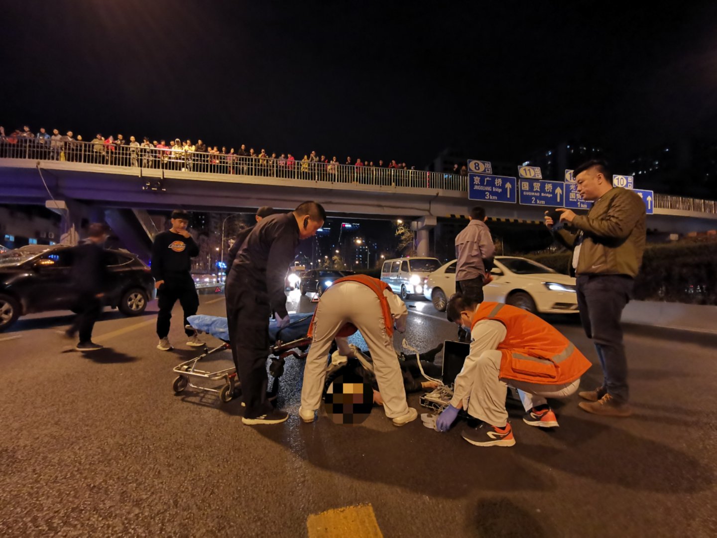 男子在北京东三环过街天桥跳下 砸中汽车身亡(图)