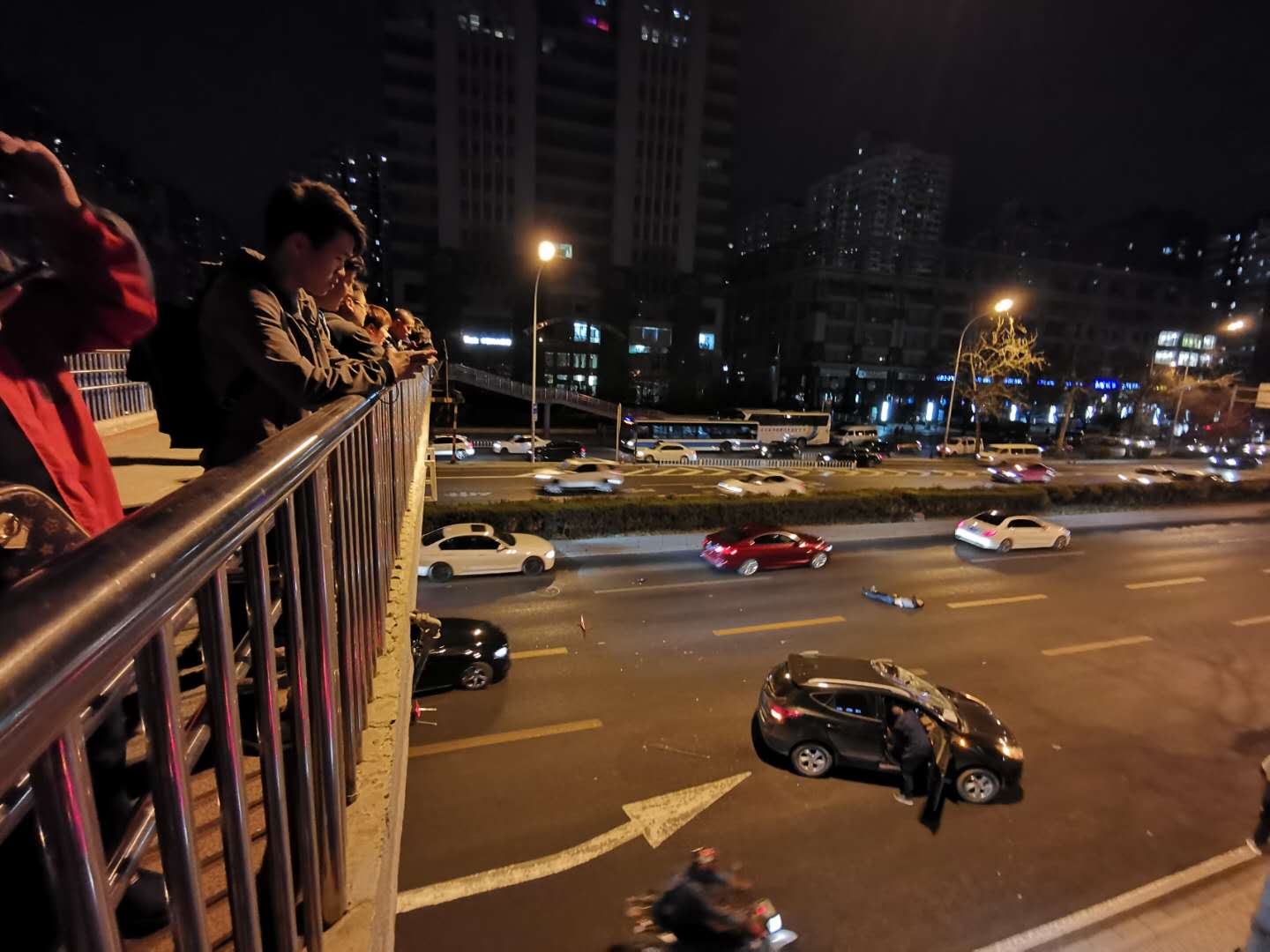 男子在北京东三环过街天桥跳下 砸中汽车身亡(图)