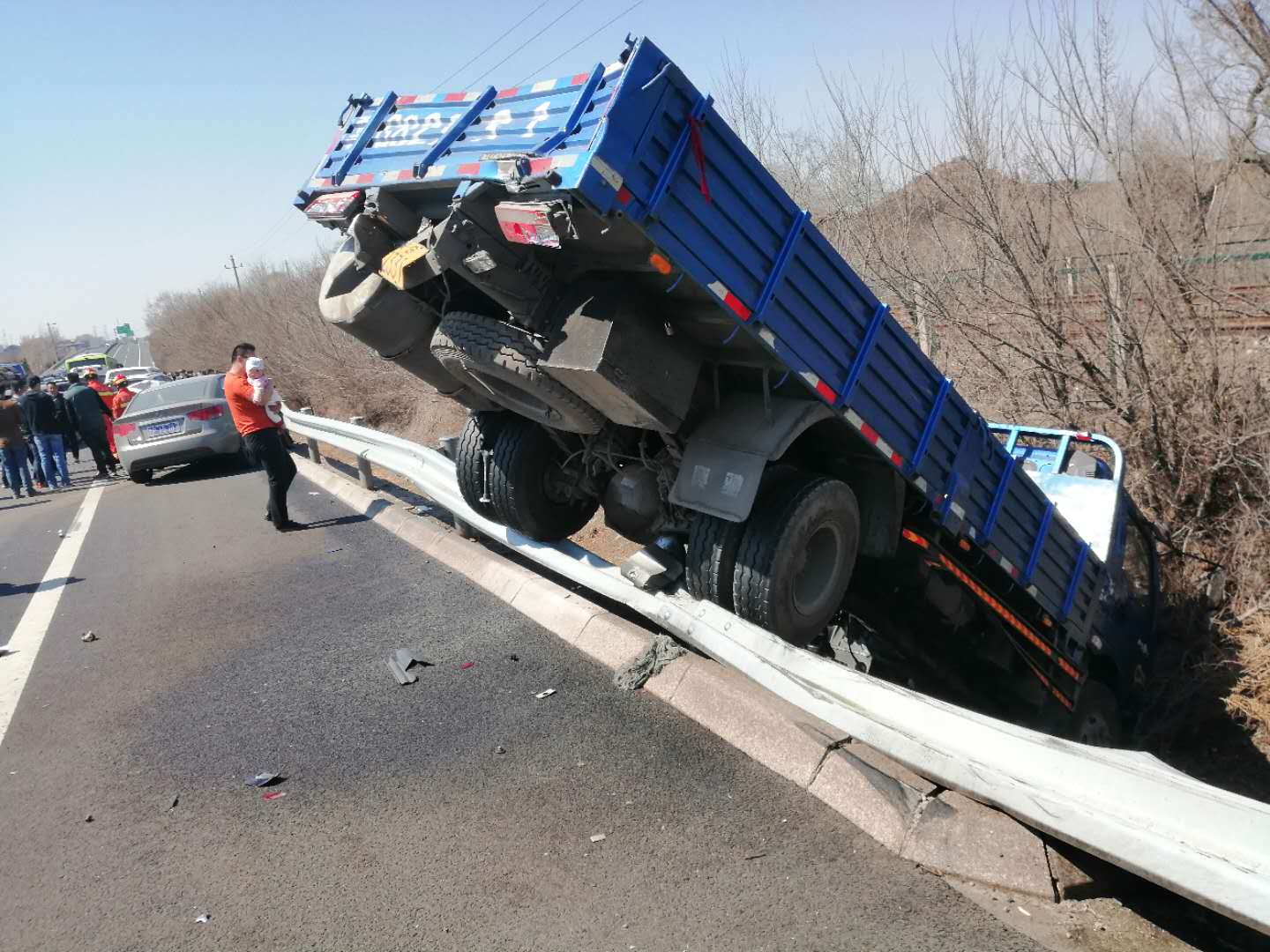 货车司机腿摔骨折 高速交警火速救援
