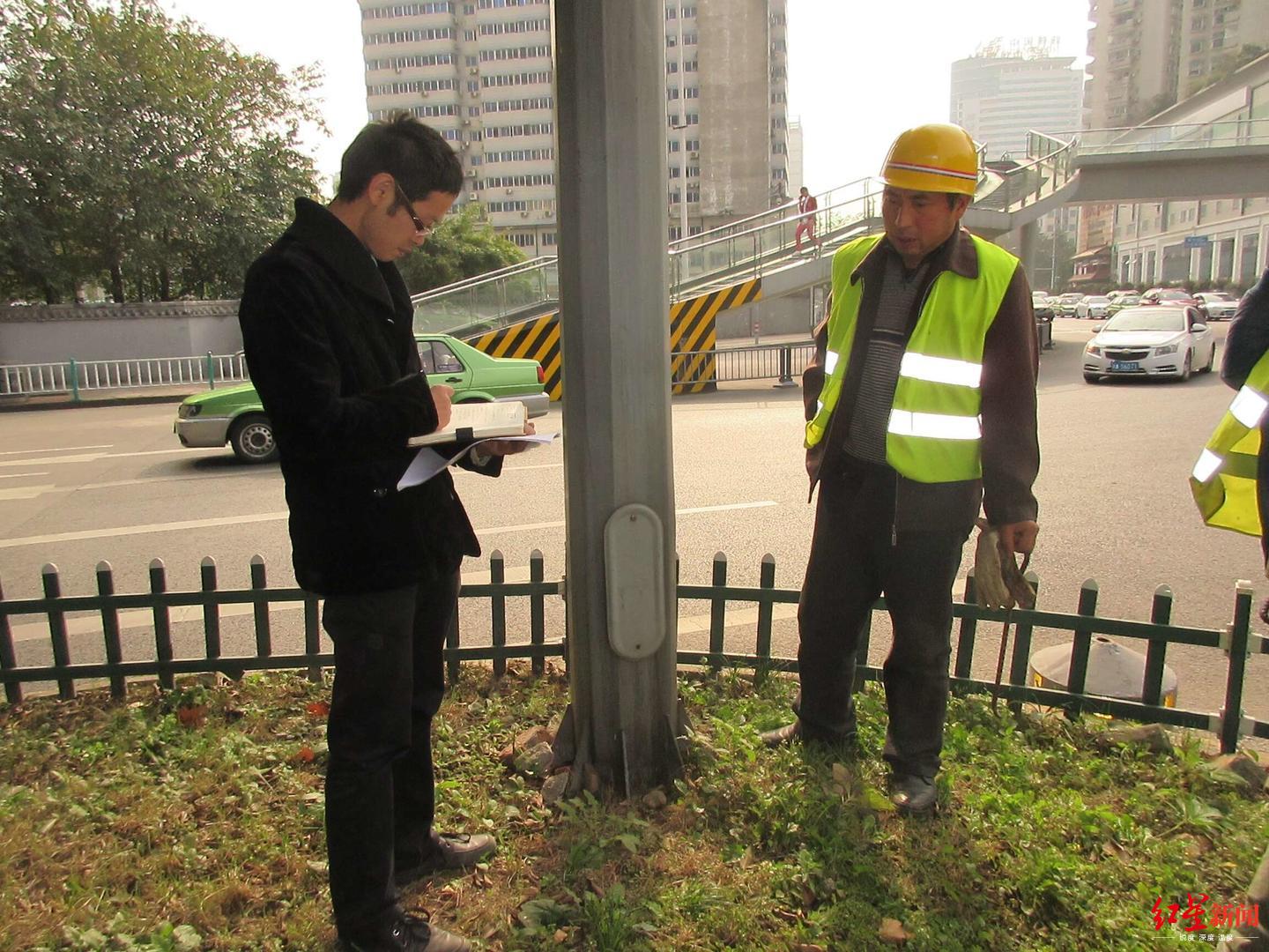 城市井盖守护人：白天黑夜连轴转 设计的井盖还获得了专利