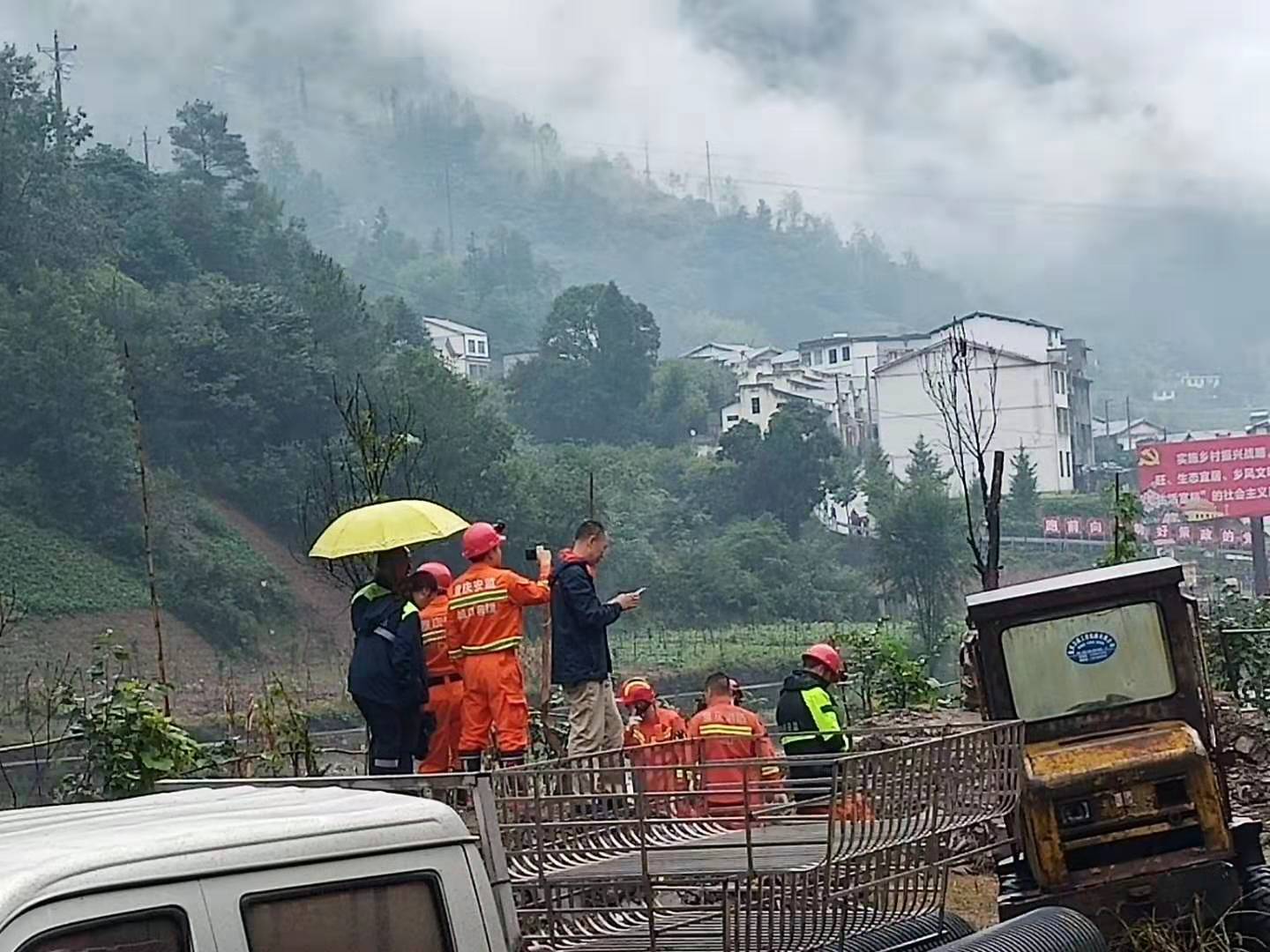 救援人员在现场搜救。城口县委宣传部供图