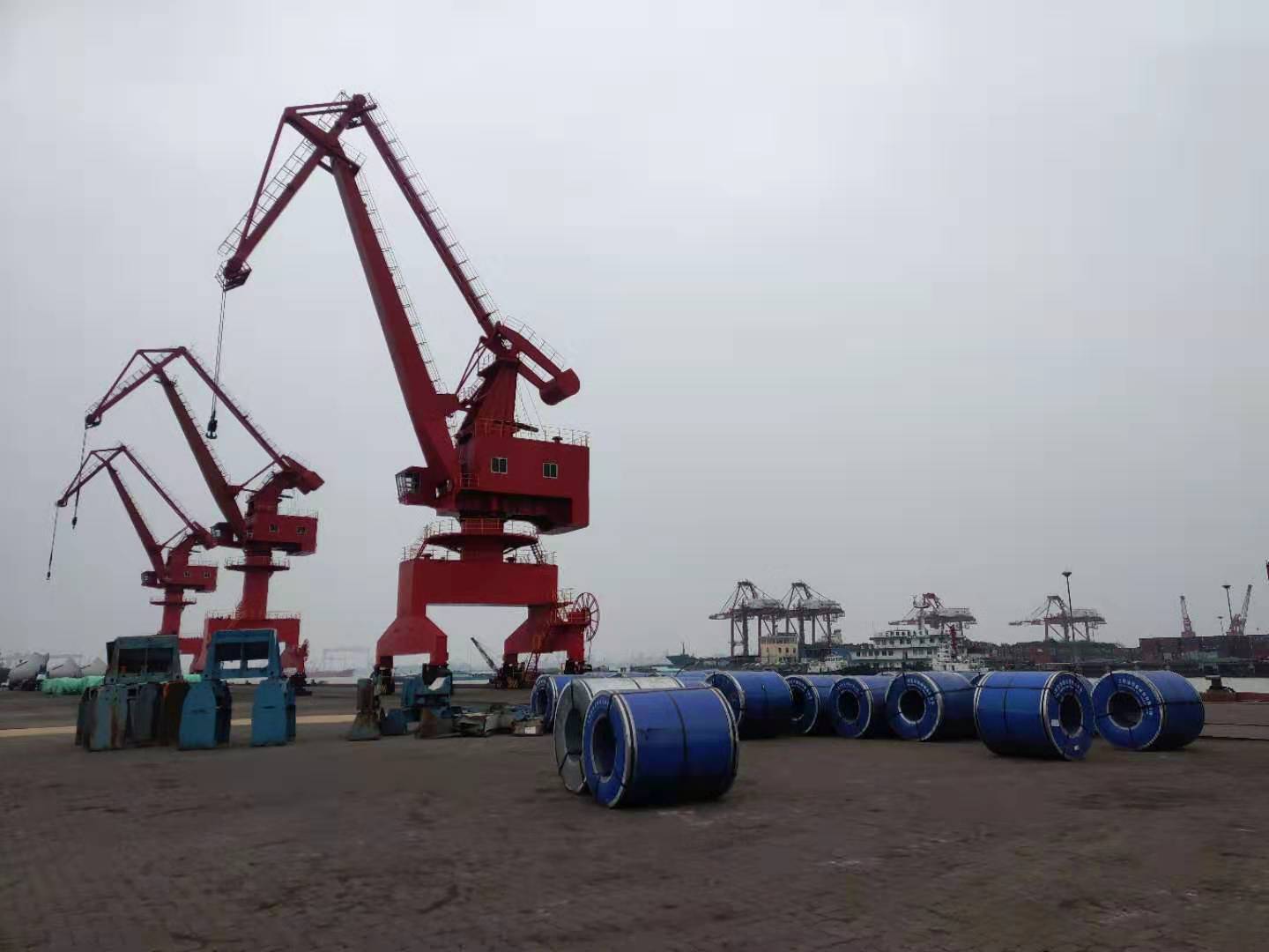 　江阴港4号码头有许多还未运走的钢卷。 新京报记者 康佳 摄
