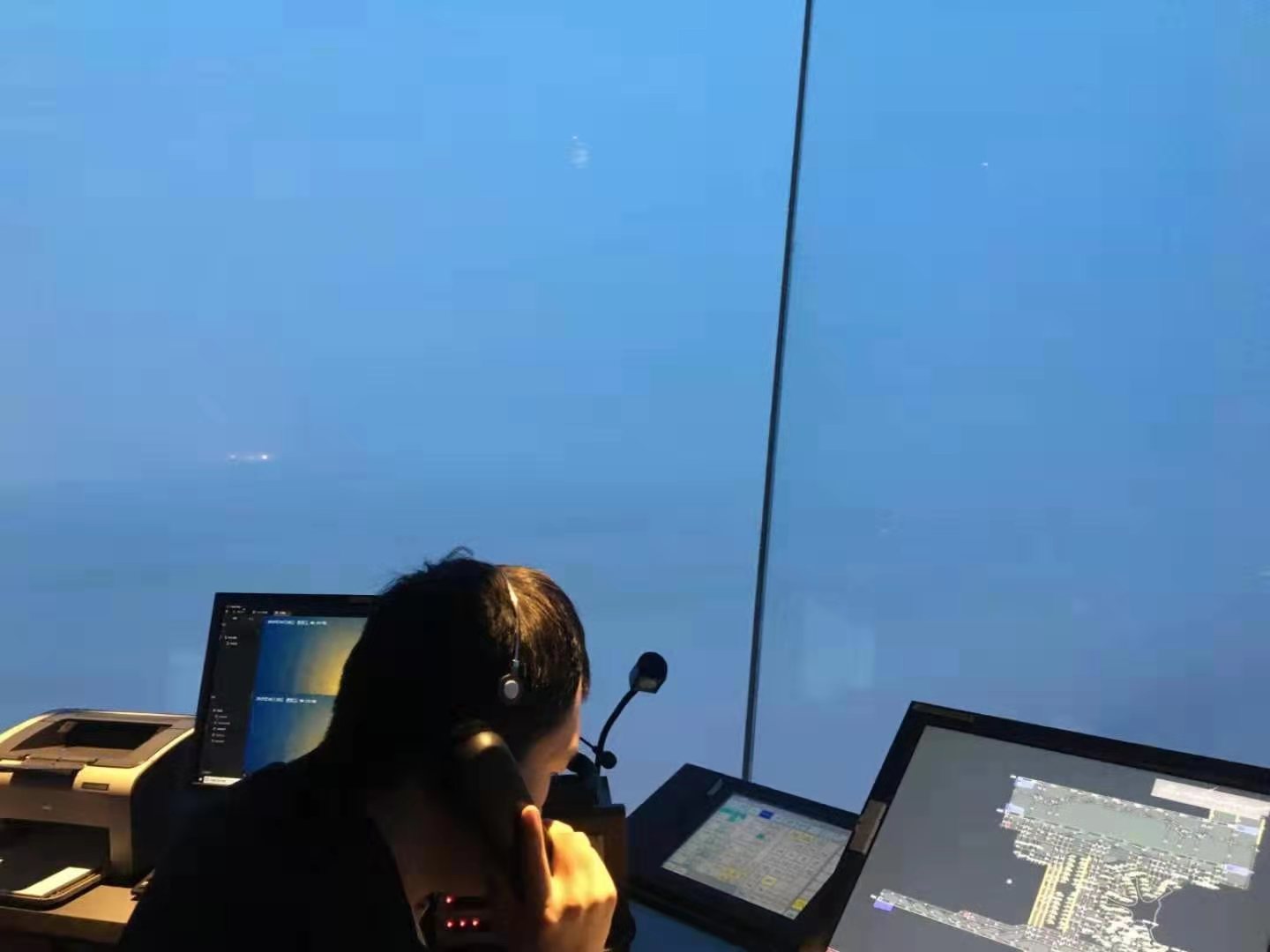 首都机场和大兴机场今晨6时起突遭碎片雾，能见度急剧下降。图/华北空管局