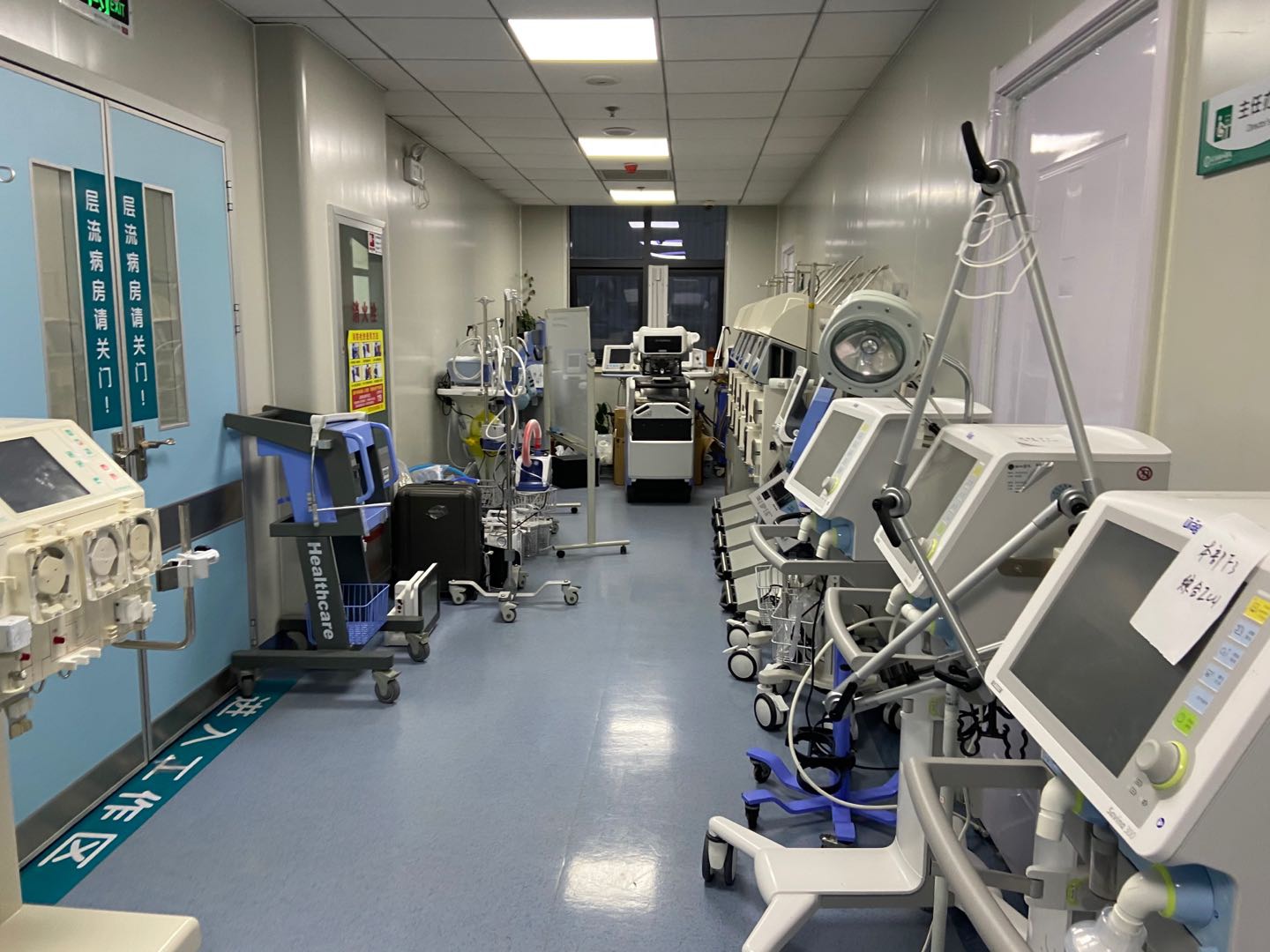 华中科技大学同济医学院附属协和医院西院ICU内,空置下来的呼吸机等仪器。最高峰时这一开设了20张床位的ICU收治过19名患者。
