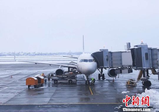 9日晨6:39时,MU7814(普吉岛-南京)成为南京机场跑道开放后,东航江苏公司第一个落地航班。东航江苏公司供图