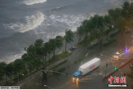 倒灌的海水淹没沿海公路。