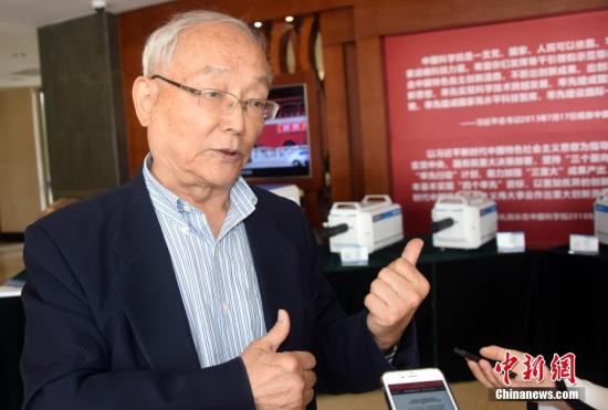 图为中科院院士、中科院西安光机所研究员侯洵在验收会议间隙接受媒体采访。 <a target='_blank' href='http://www.chinanews.com/'>中新社</a>记者 孙自法 摄