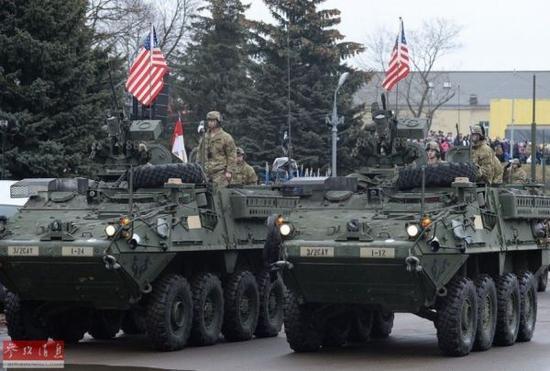  资料图片：2015年2月24日，美军“斯特赖克”装甲车参加在俄爱边境小镇纳尔瓦的独立日阅兵。